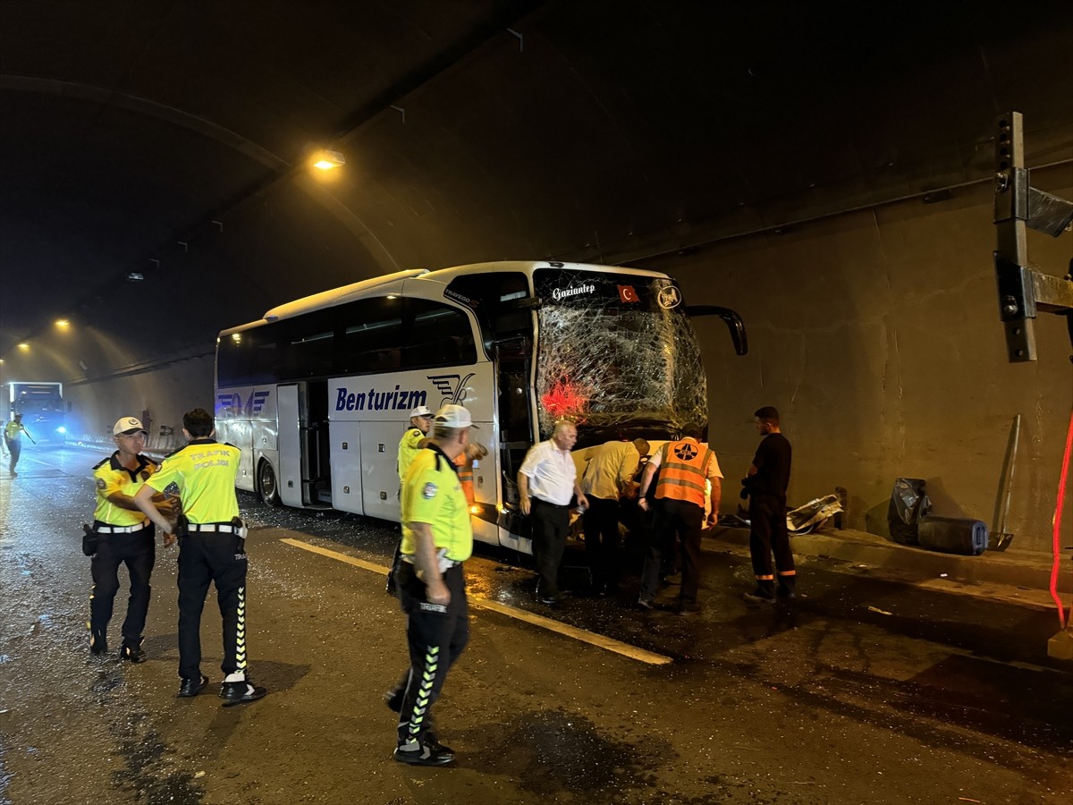 Anadolu Otoyolu'nun Kocaeli kesiminde 2 yolcu otobüsü, 1 tır, 1 otomobilin karıştığı zincirleme...