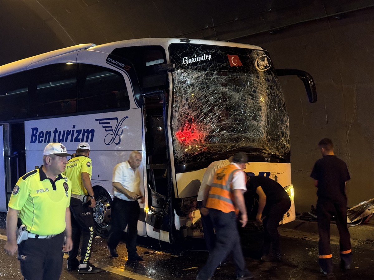 Anadolu Otoyolu'nun Kocaeli kesiminde 2 yolcu otobüsü, 1 tır, 1 otomobilin karıştığı zincirleme...