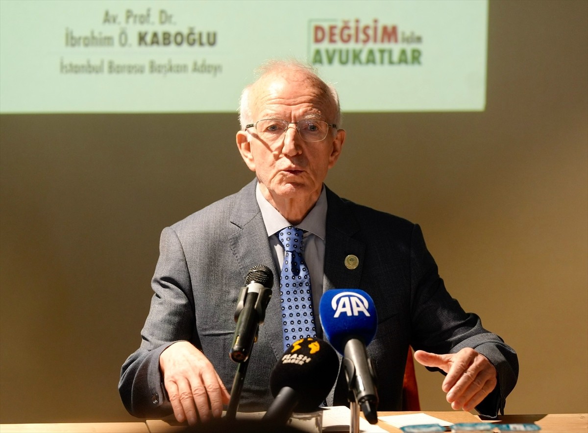 Anayasa hukukçusu Prof. Dr. İbrahim Kaboğlu, baronun teras katında düzenlediği basın toplantısında...