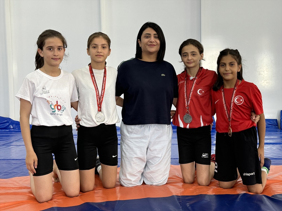 Ankara'da düzenlenen İsmail Demirci U11-U13 Kadınlar Türkiye Güreş Şampiyonası'nda 4 madalya...
