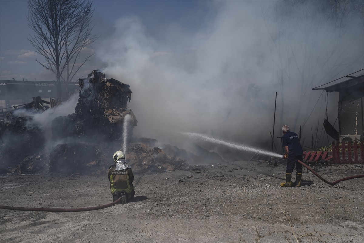 Ankara'nın Akyurt ilçesinde geri dönüşüm fabrikasında çıkan yangına ekiplerce müdahale...