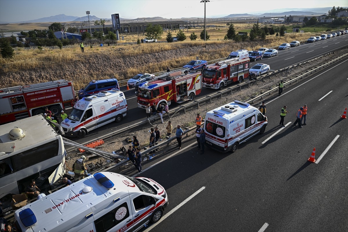 Ankara'nın Polatlı ilçesi yakınlarında yolcu otobüsünün köprü ayağına çarpması sonucu ilk...