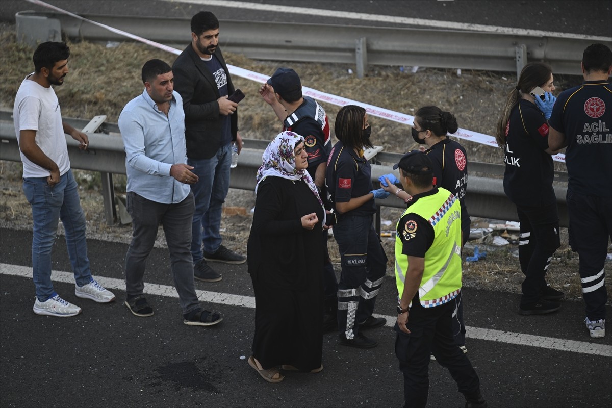 Ankara'nın Polatlı ilçesi yakınlarında yolcu otobüsünün köprü ayağına çarpması sonucu ilk...