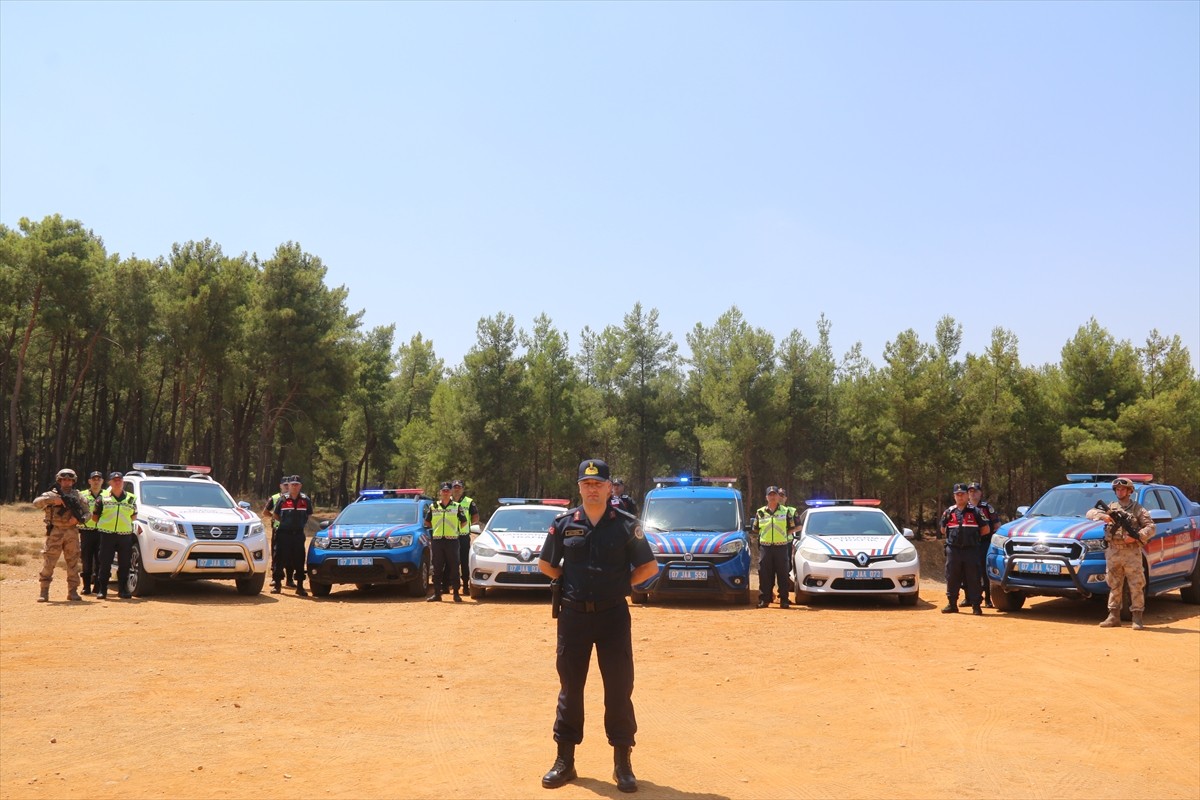 Antalya'da, Aksu İlçe Jandarma Komutanlığına bağlı asayiş ve komando timleri, orman yangınlarının...