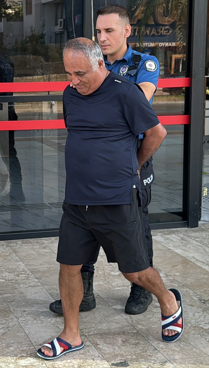 Antalya'nın Alanya ilçesinde satranç dersi verdiği öğrencilerin müstehcen görüntülerini çektiği...