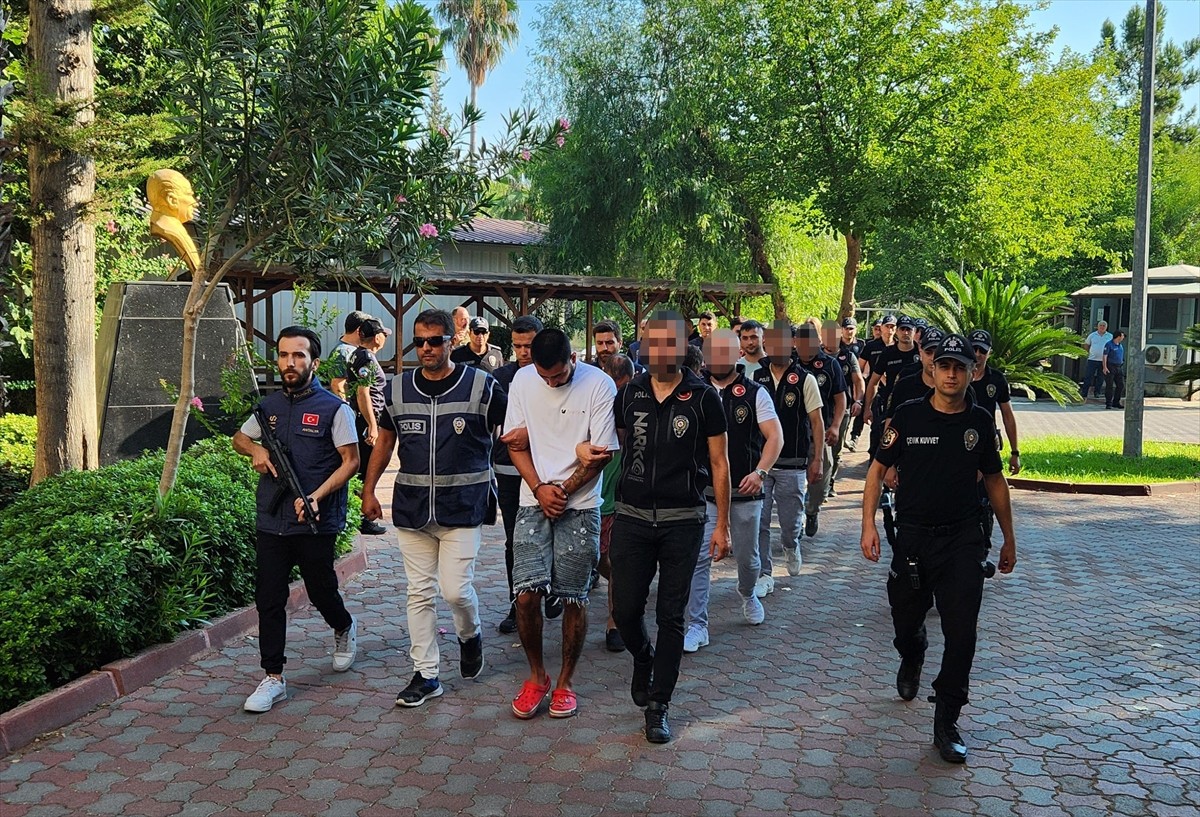 Antalya'nın Kemer ilçesinde düzenlenen uyuşturucu operasyonunda gözaltına alınan 9 zanlıdan 2'si...