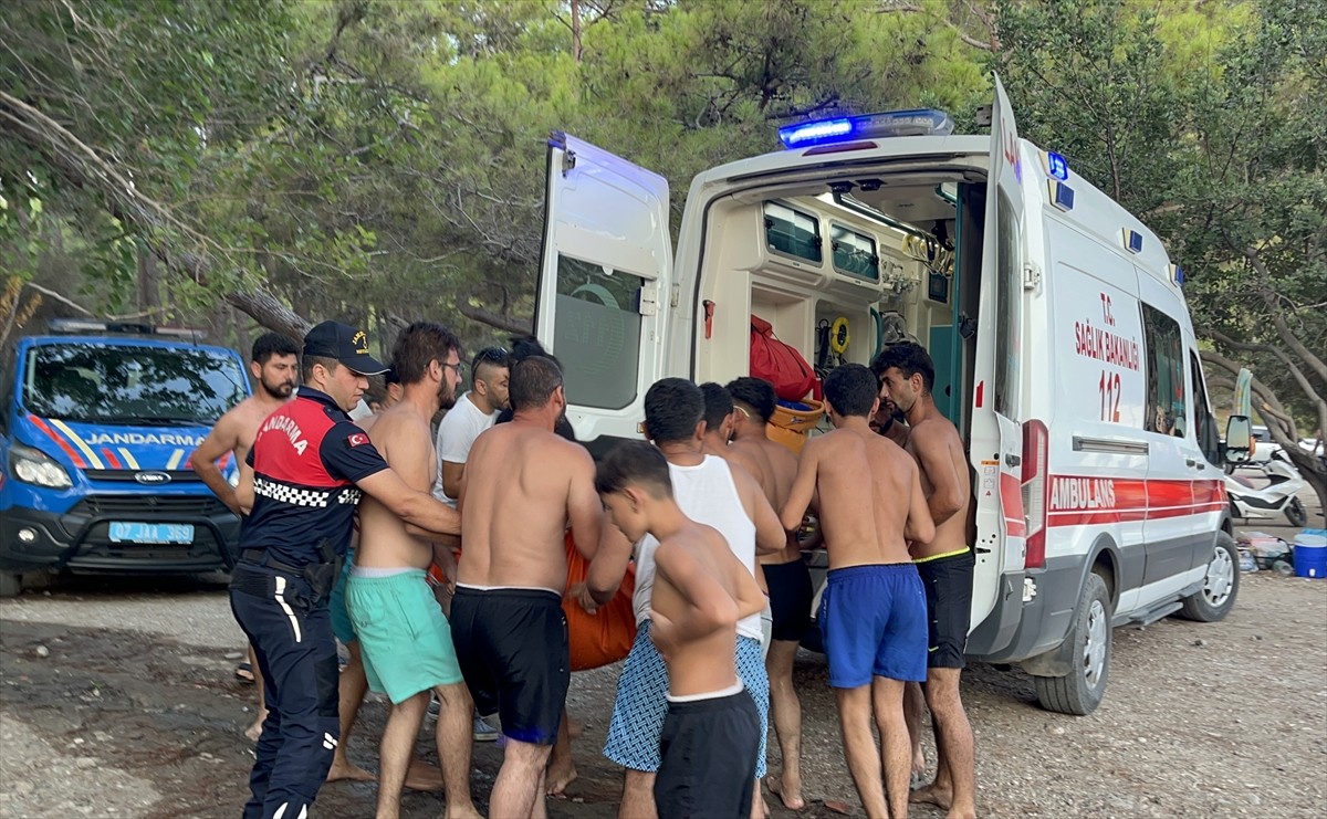 Antalya'nın Kumluca ilçesinde girdiği denizde boğulma tehlikesi geçiren genç, vatandaşlarca...