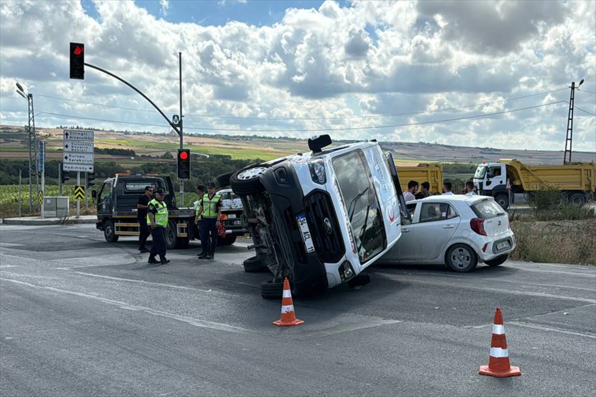  Arnavutköy'de ambulans, kamyonet ve otomobilin karıştığı zincirleme kazada 4 kişi hafif...