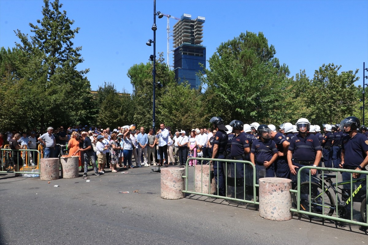 Arnavutluk'un başkenti Tiran'da, Belediye Başkanı Erion Veliaj'a istifa çağrıları ve belediyedeki...