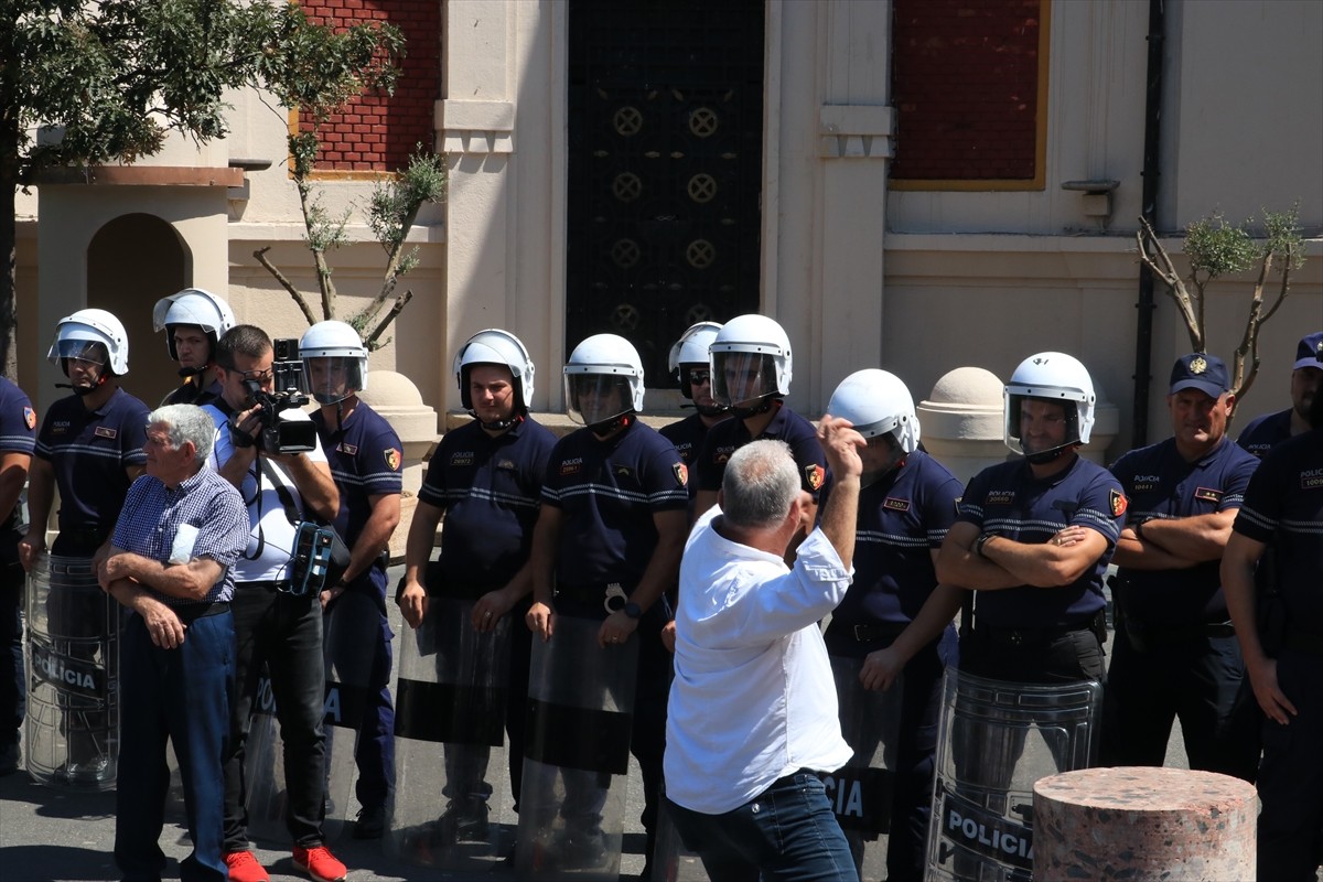 Arnavutluk'un başkenti Tiran'da, Belediye Başkanı Erion Veliaj'a istifa çağrıları ve belediyedeki...