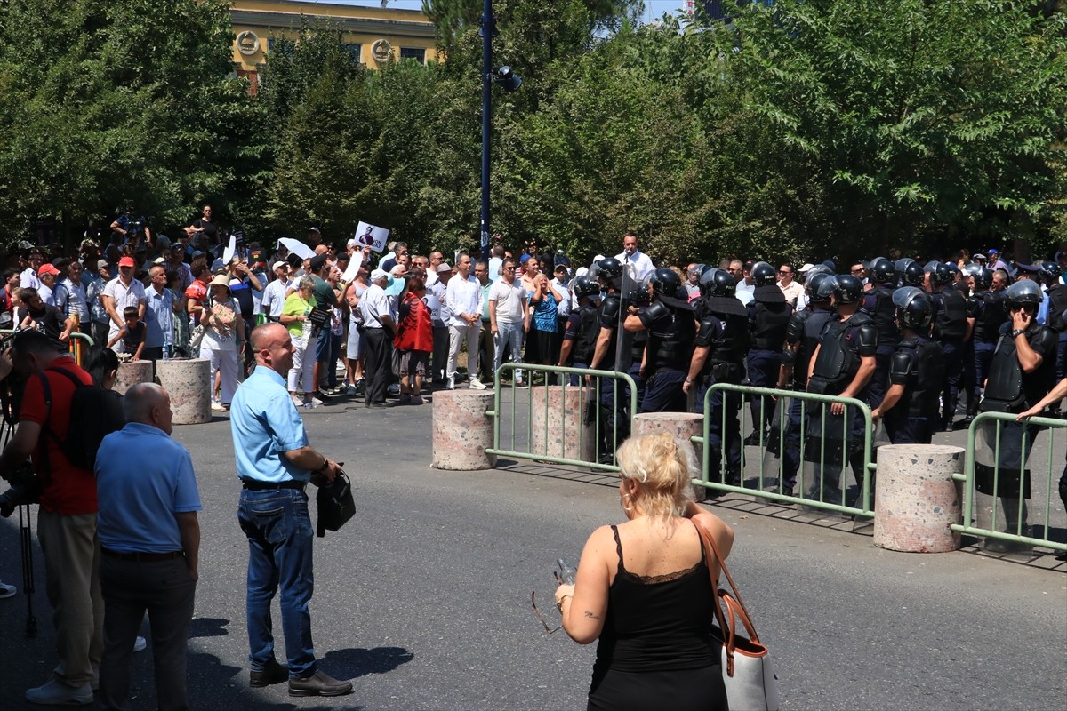 Arnavutluk'un başkenti Tiran'da, Belediye Başkanı Erion Veliaj'a istifa çağrıları ve belediyedeki...