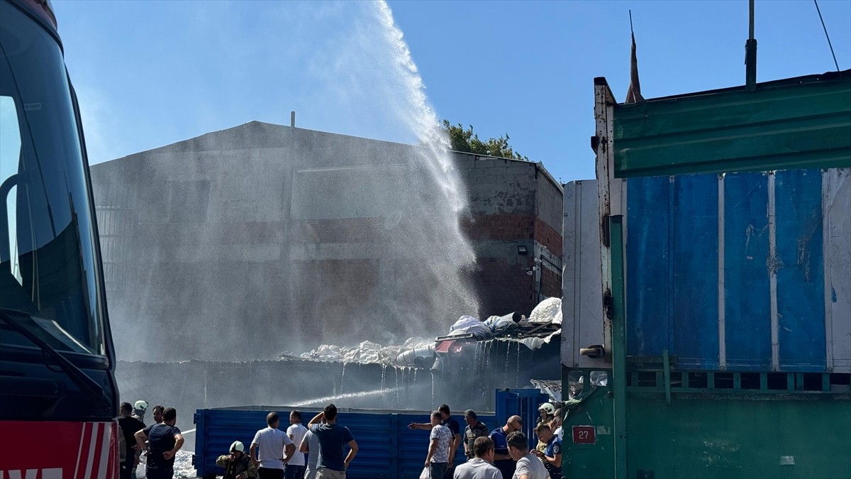 Avcılar'da, bir geri dönüşüm merkezinin hurda deposunda çıkan yangın itfaiye ekiplerinin...