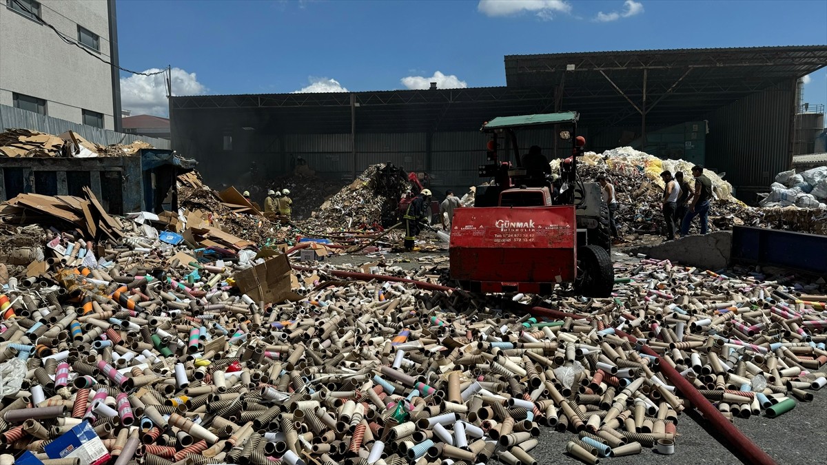 Avcılar'da geri dönüşüm malzemesinin konulduğu depoda çıkan yangın itfaiye ekiplerince...