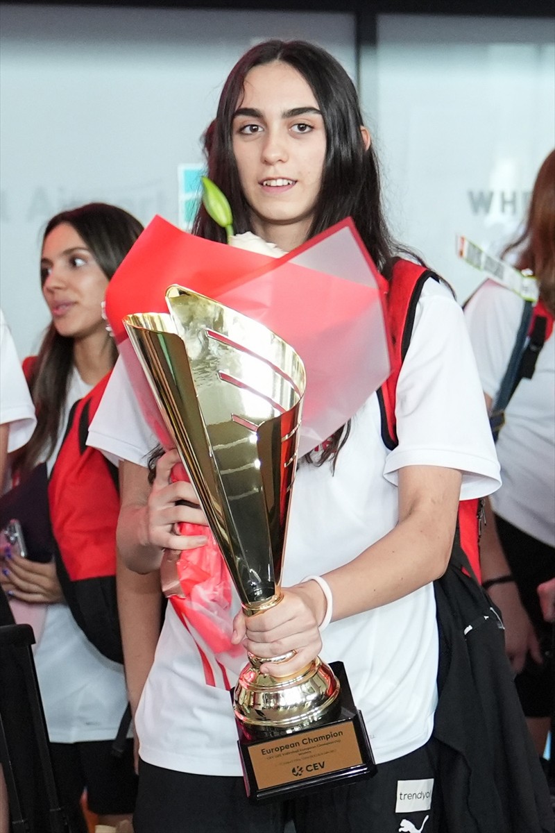 Avrupa şampiyonluğuna ulaşan 20 Yaş Altı Kadın Milli Voleybol Takımı, Bulgaristan'dan yurda döndü....