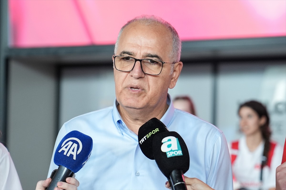 Avrupa şampiyonluğuna ulaşan 20 Yaş Altı Kadın Milli Voleybol Takımı, Bulgaristan'dan yurda döndü....