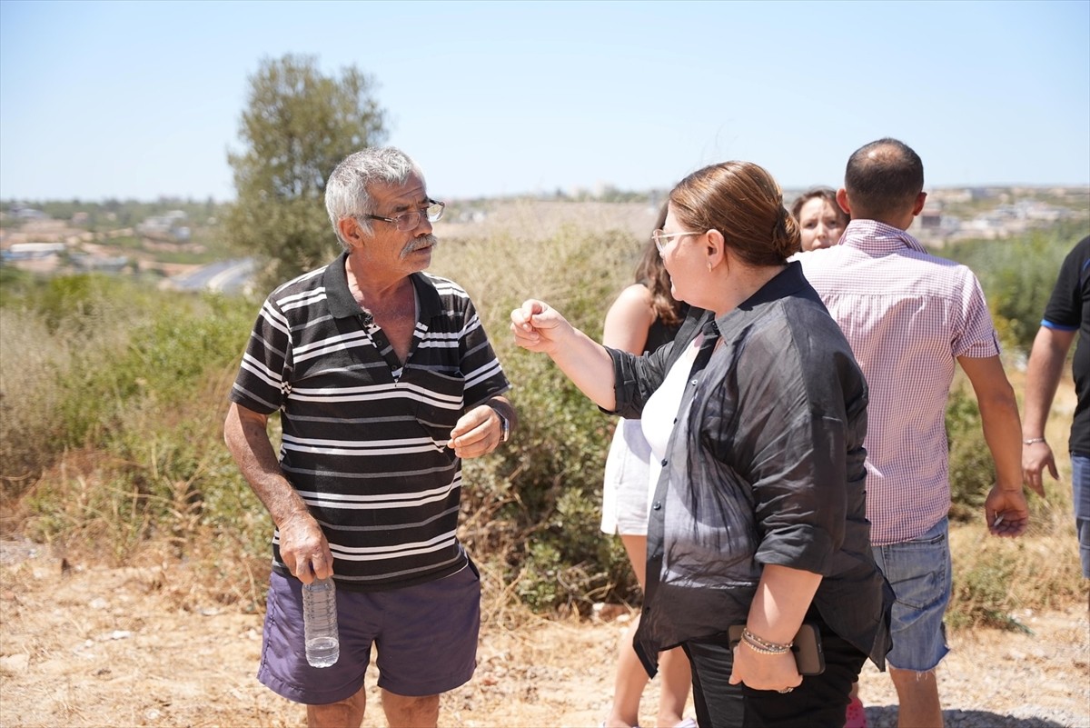 Aydın'ın Didim ilçesinde makilik alanda çıkan yangına havadan ve karadan müdahale ediliyor.
