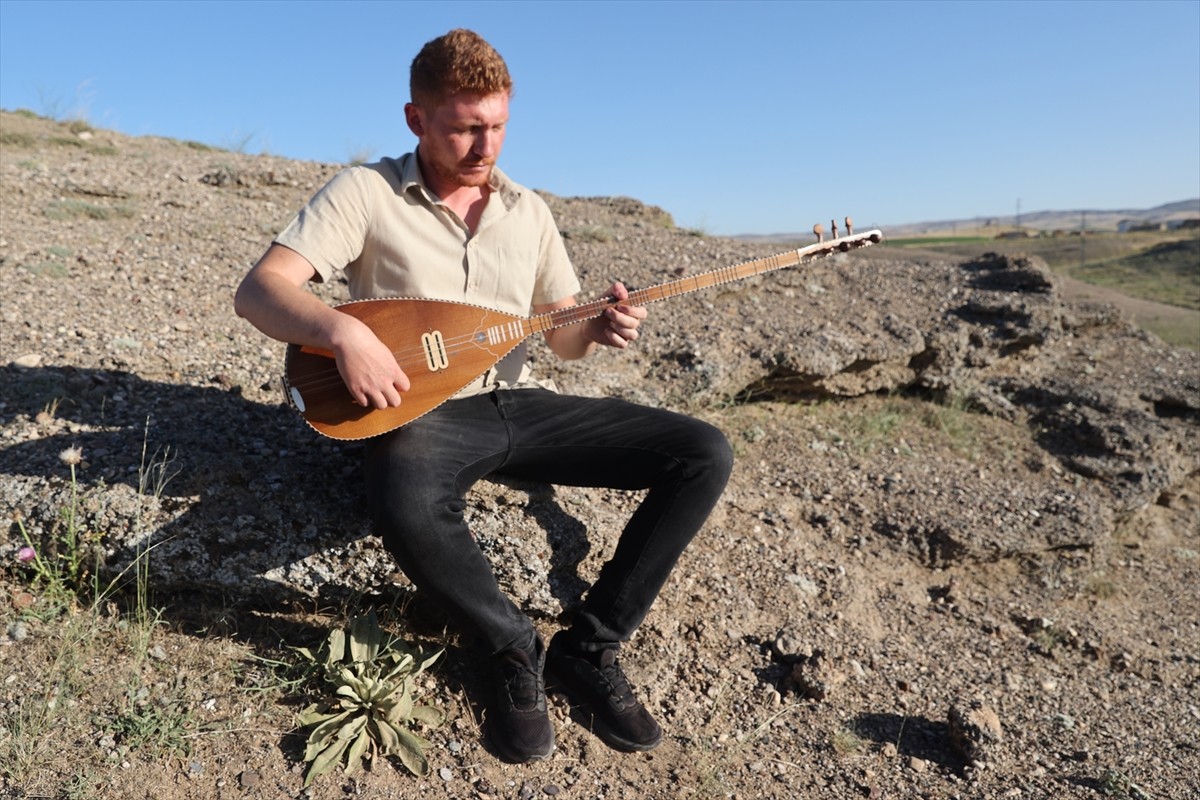 Babası ve ağabeylerinden edindiği bilgilerle çocuk yaştan itibaren bağlama çalmaya başlayan...