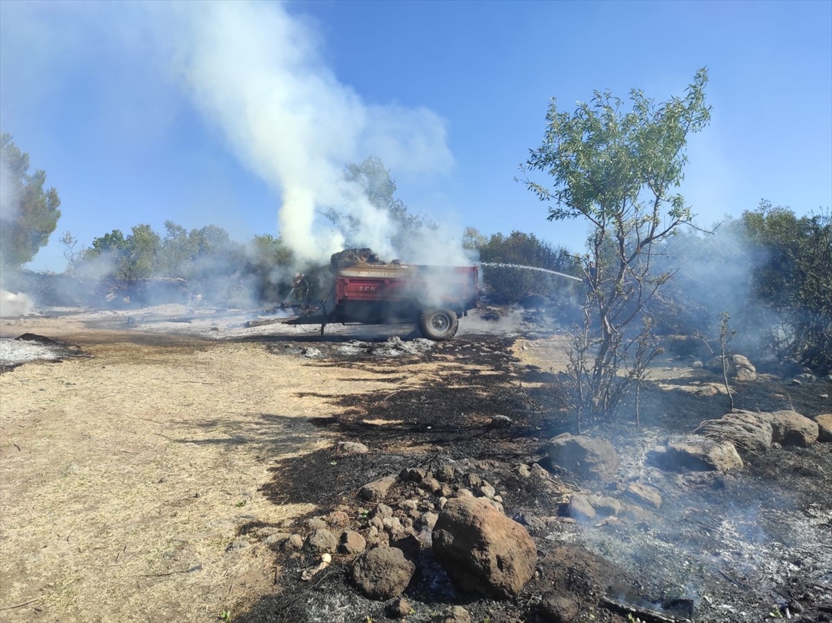 Balıkesir'in Havran ilçesinde traktörde yüklü samandan başlayıp makilik alana sıçrayan yangın...