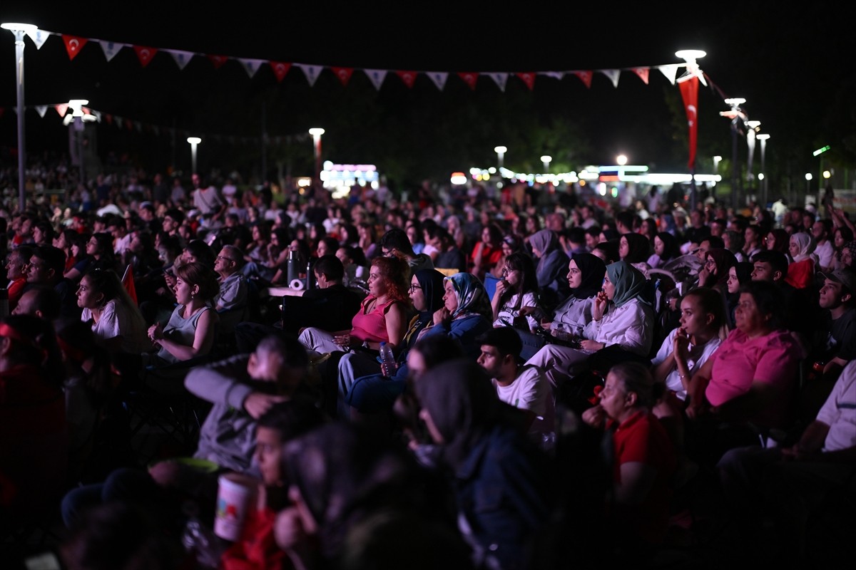 Başkentliler, A Milli Kadın Voleybol Takımı'nın, Paris 2024 Olimpiyat Oyunları'nın yarı final...