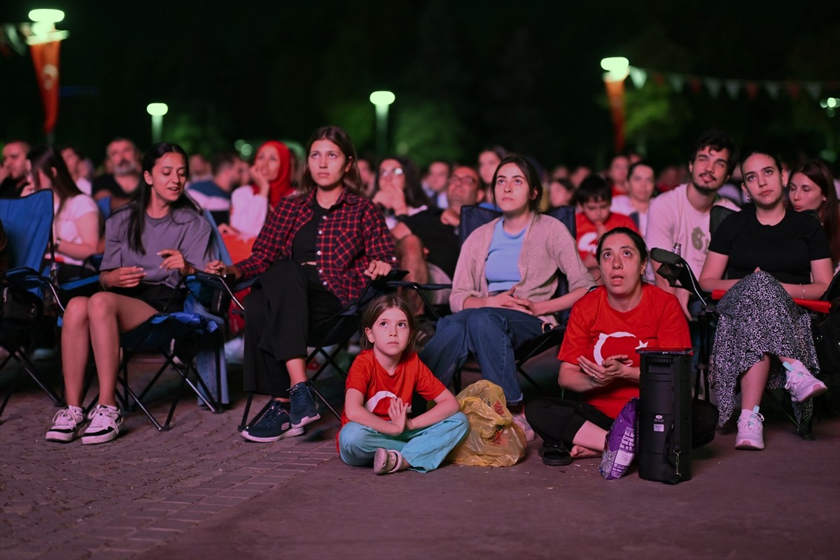 Başkentliler, A Milli Kadın Voleybol Takımı'nın, Paris 2024 Olimpiyat Oyunları'nın yarı final...