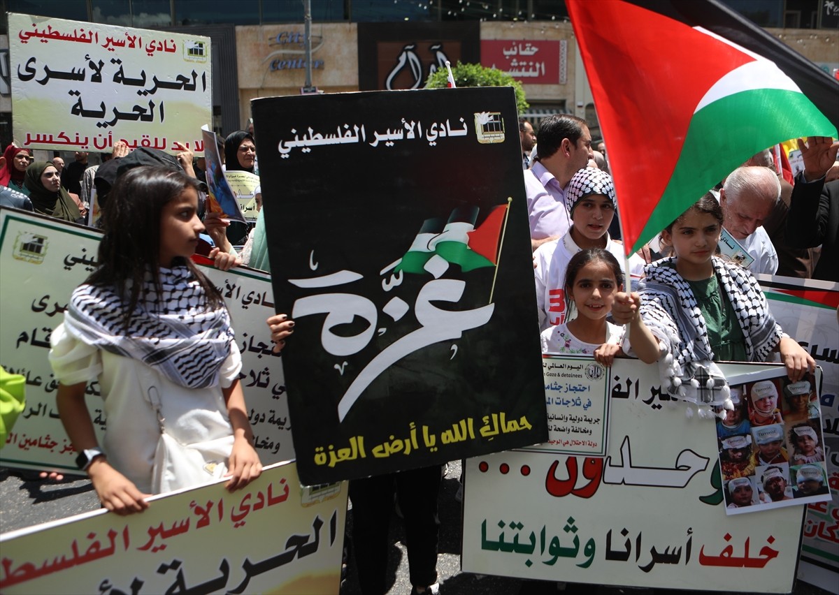 Batı Şeria'nın El Halil kentinde bir araya gelen Filistinliler, "Ulusal ve Uluslararası Gazze'ye...