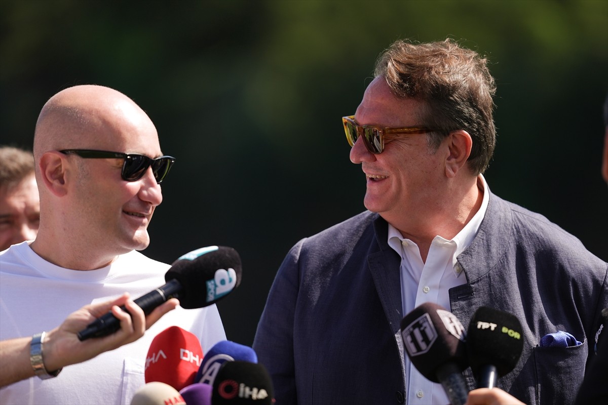 Beşiktaş Kulübü Başkanı Hasan Arat ile yönetim kurulu üyeleri, siyah-beyazlı futbol takımıyla bir...