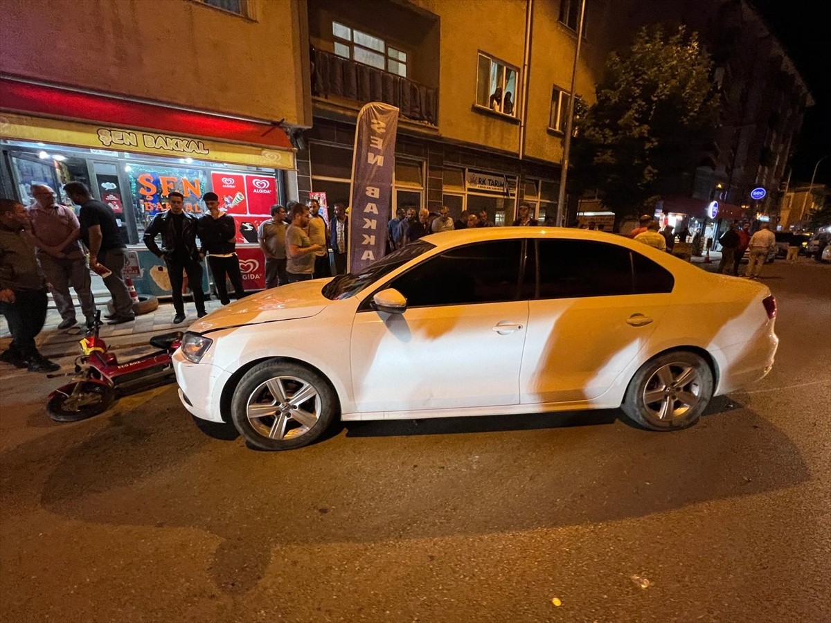 Bilecik'in Pazaryeri ilçesinde otomobil ile motosikletin çarpışması sonucu 1'i ağır 2 kişi...