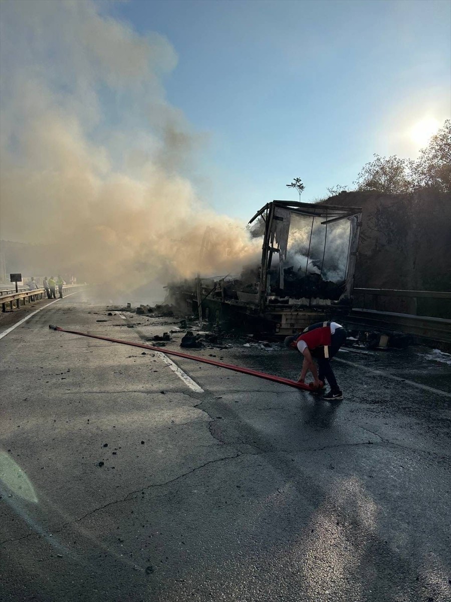 Bilecik'te seyir halindeki tırda çıkan yangın, itfaiye ekiplerince söndürüldü.