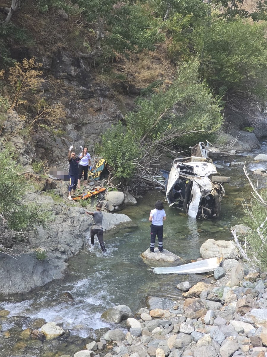 Bingöl'ün Genç ilçesinde kamyonetin dereye yuvarlanması sonucu iki kişi yaşamını yitirdi, bir kişi...