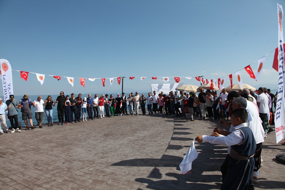 Bitlis'in Tatvan ilçesinde Van Gölü'nde 14 kilometrelik yüzme maratonu düzenlendi.  Sahil Güvenlik...