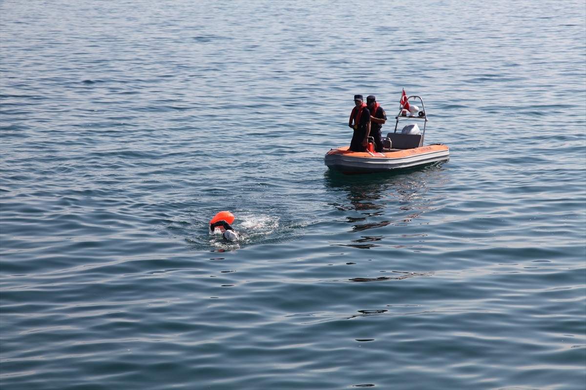Bitlis'in Tatvan ilçesinde Van Gölü'nde 14 kilometrelik yüzme maratonu düzenlendi.  Sahil Güvenlik...