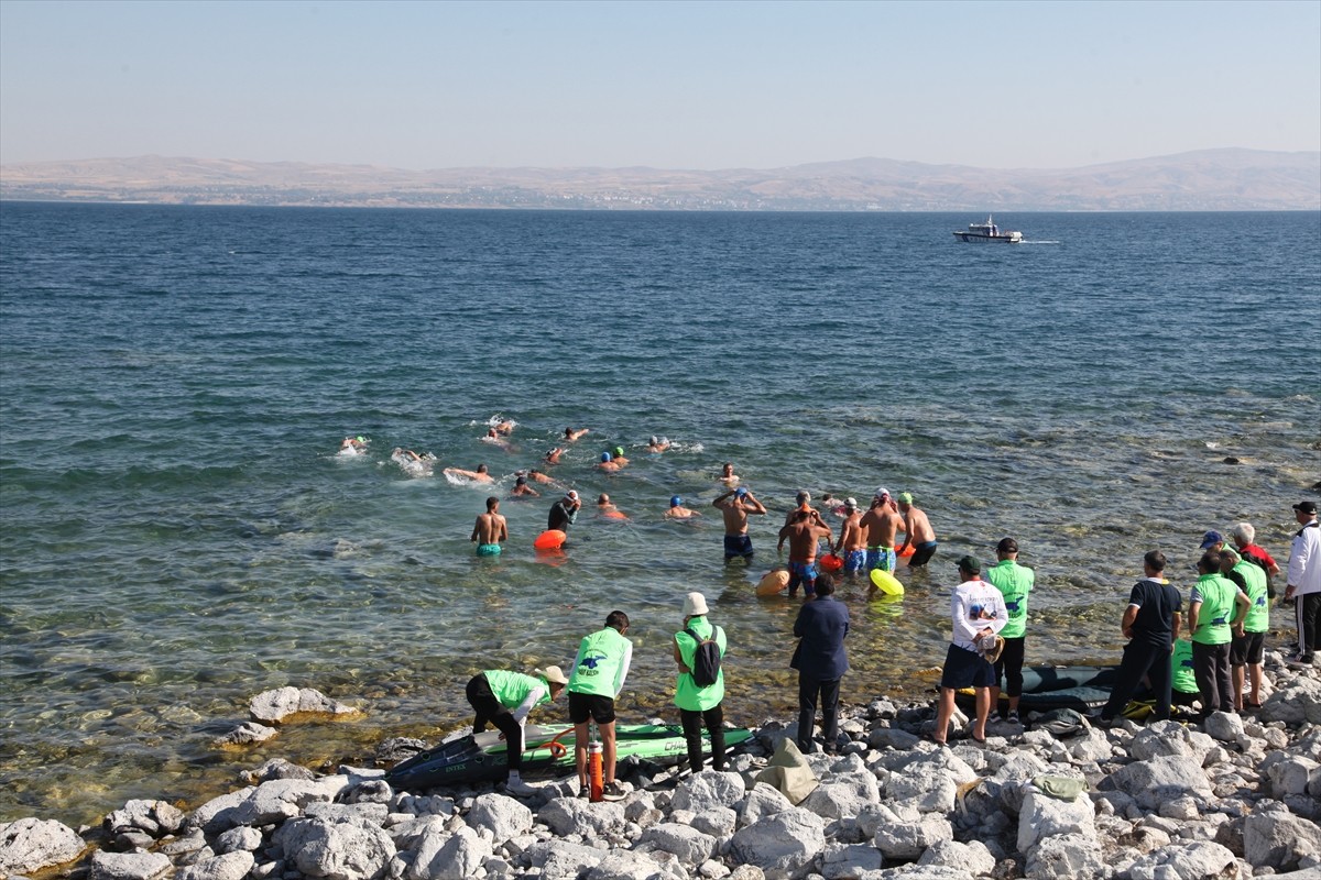 Bitlis'in Tatvan ilçesinde Van Gölü'nde 14 kilometrelik yüzme maratonu düzenlendi.  Sahil Güvenlik...