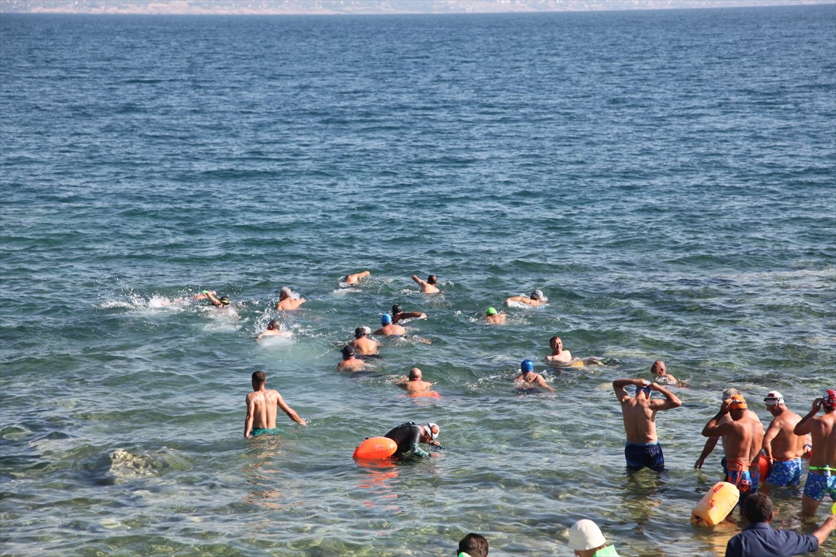 Bitlis'in Tatvan ilçesinde Van Gölü'nde 14 kilometrelik yüzme maratonu düzenlendi.  Sahil Güvenlik...