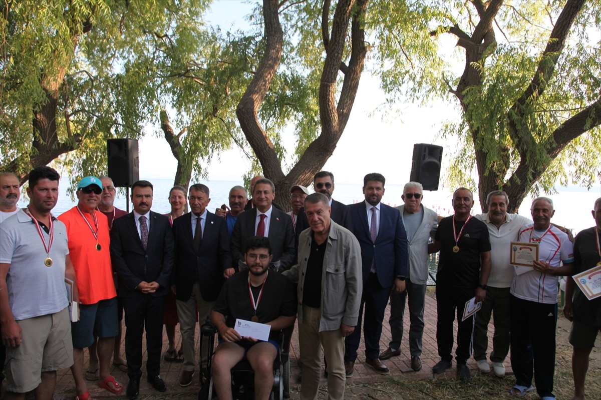 Bitlis'in Tatvan ilçesinde Van Gölü'nde 14 kilometrelik yüzme maratonu düzenlendi.  Sahil Güvenlik...