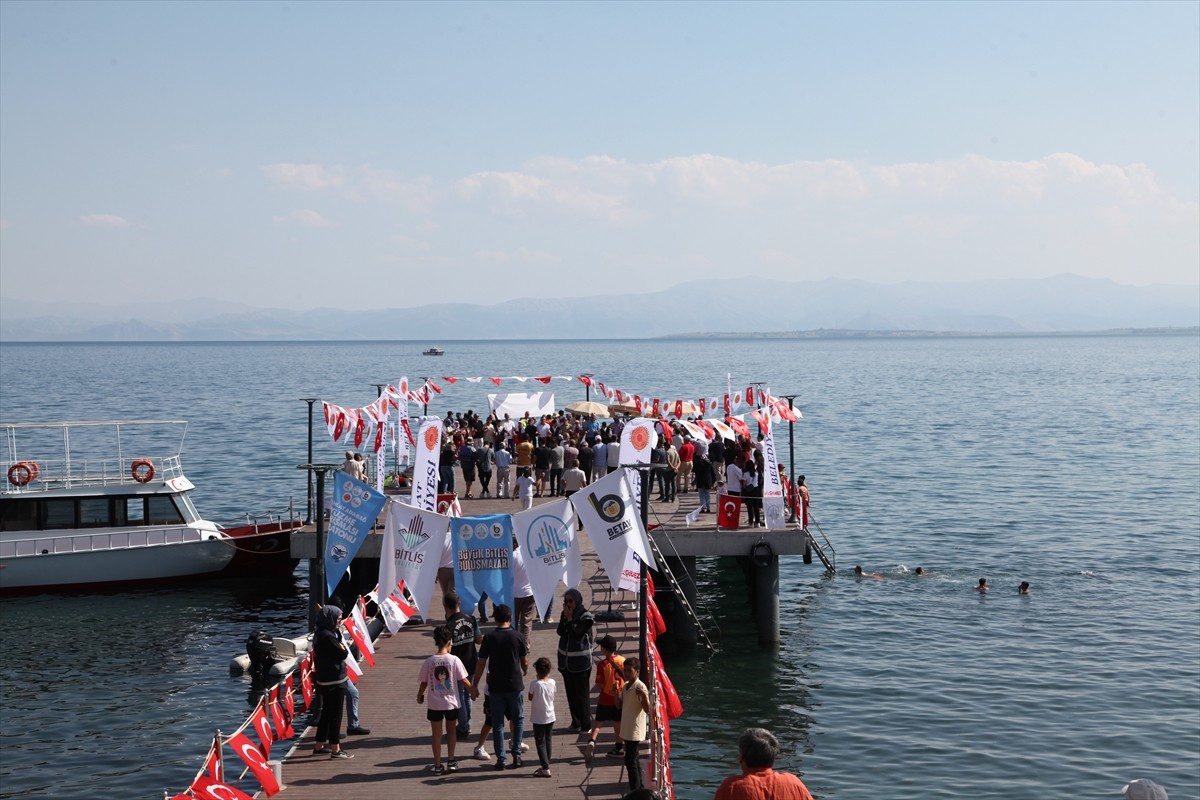 Bitlis'in Tatvan ilçesinde Van Gölü'nde 14 kilometrelik yüzme maratonu düzenlendi.  Sahil Güvenlik...
