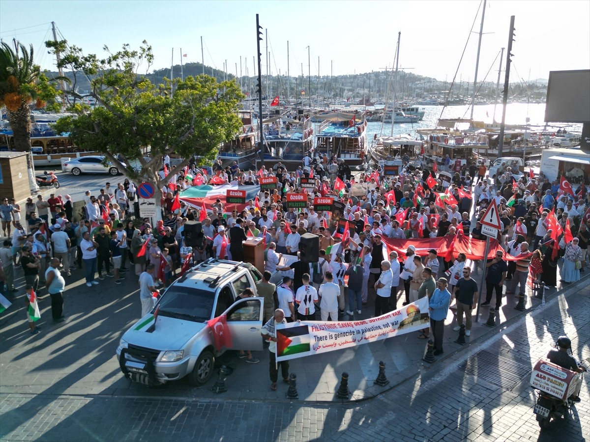 Bodrum Gazze Destek Platformu Üyeleri, İsrail'in saldırdığı Gazze'ye destek için Bodrum Neyzen...