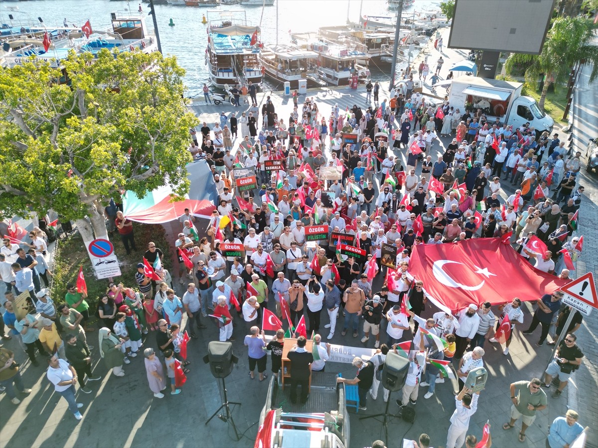 Bodrum Gazze Destek Platformu Üyeleri, İsrail'in saldırdığı Gazze'ye destek için Bodrum Neyzen...
