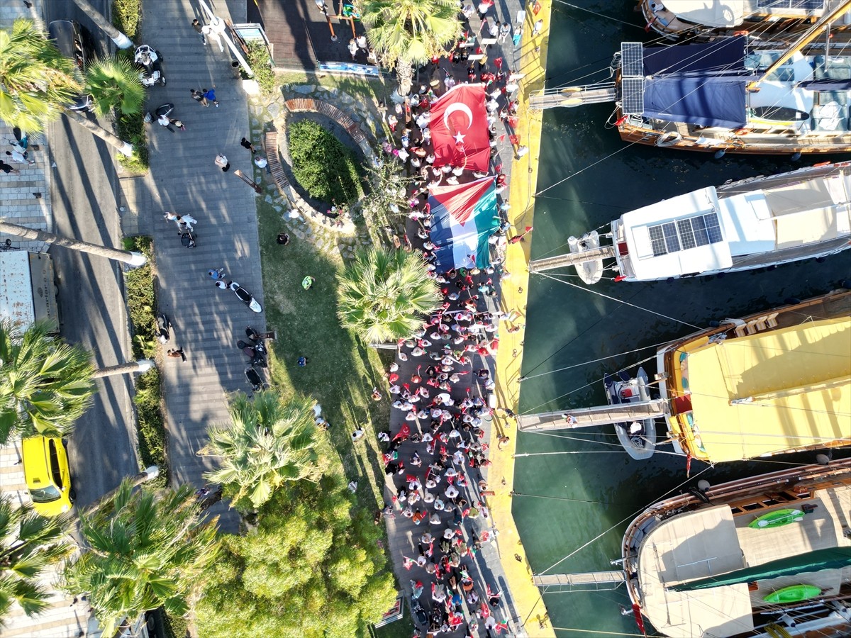 Bodrum Gazze Destek Platformu Üyeleri, İsrail'in saldırdığı Gazze'ye destek için Bodrum Neyzen...