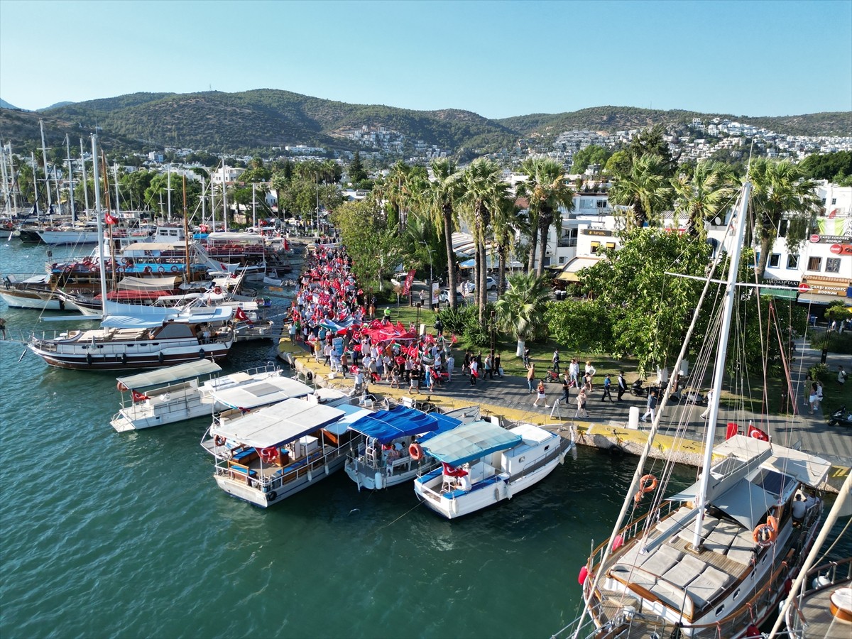 Bodrum Gazze Destek Platformu Üyeleri, İsrail'in saldırdığı Gazze'ye destek için Bodrum Neyzen...