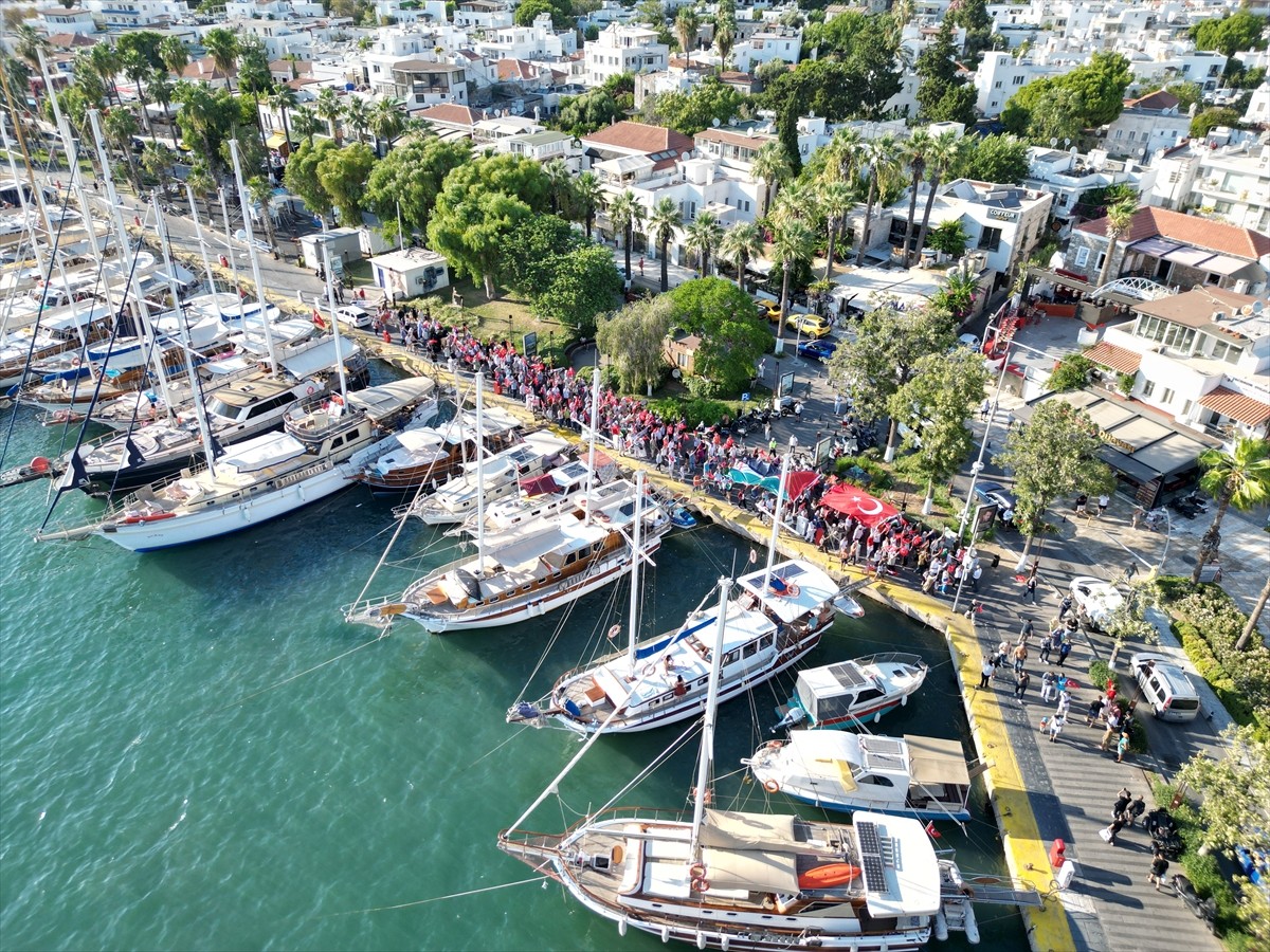 Bodrum Gazze Destek Platformu Üyeleri, İsrail'in saldırdığı Gazze'ye destek için Bodrum Neyzen...