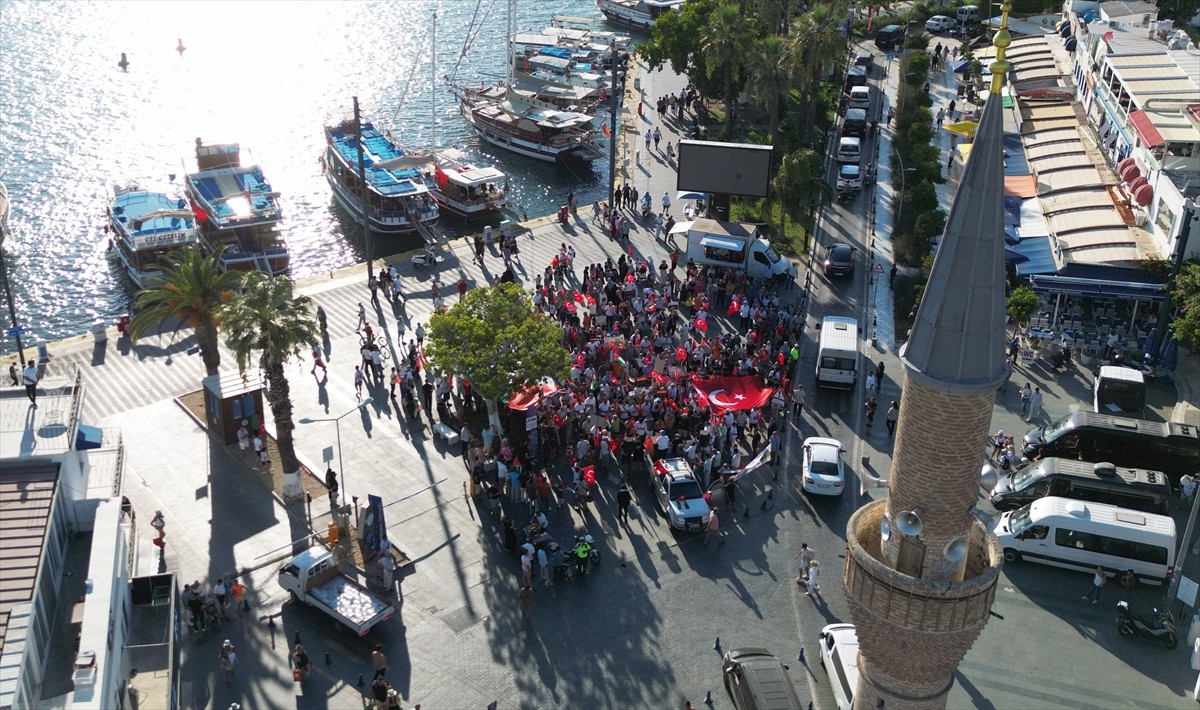 Bodrum Gazze Destek Platformu Üyeleri, İsrail'in saldırdığı Gazze'ye destek için Bodrum Neyzen...