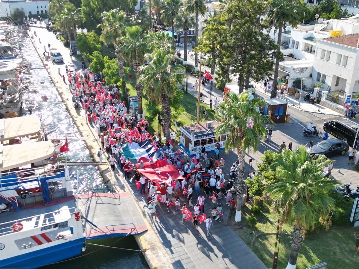 Bodrum Gazze Destek Platformu Üyeleri, İsrail'in saldırdığı Gazze'ye destek için Bodrum Neyzen...