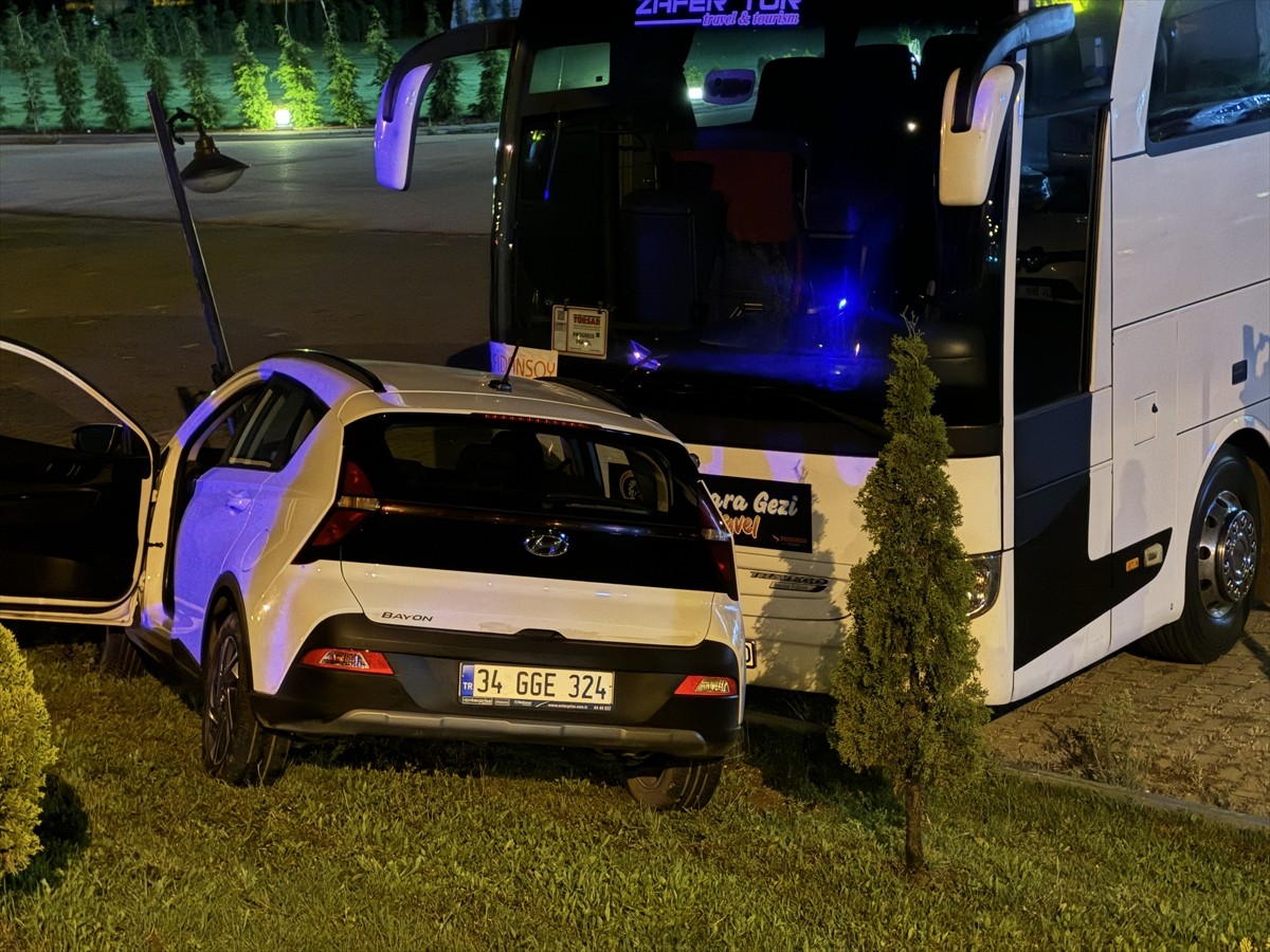  Bolu'da sürücüsü direksiyon başında uyuyan otomobil, aydınlatma direği ve park halindeki yolcu...