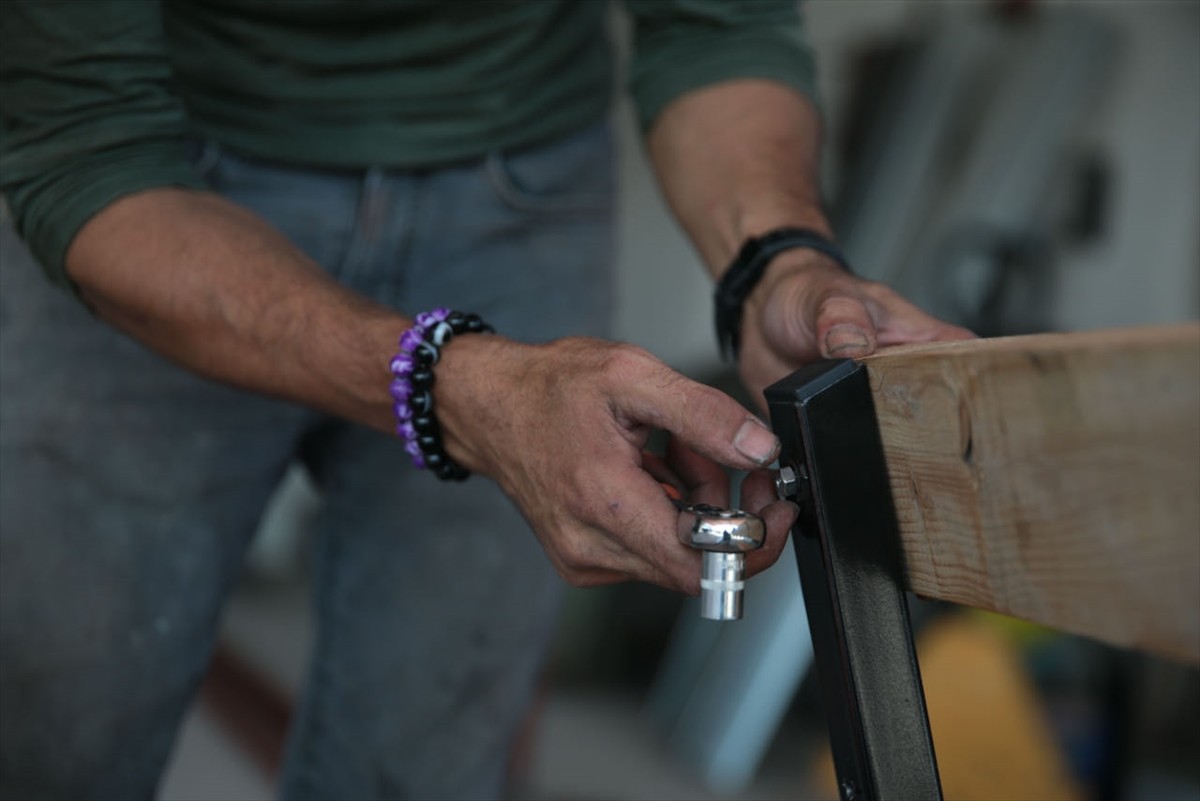 Bolu'nun Mengen ilçesinde, 55 yıllık demirci ustası babasının dükkanını ve mesleğini ayakta tutmak...