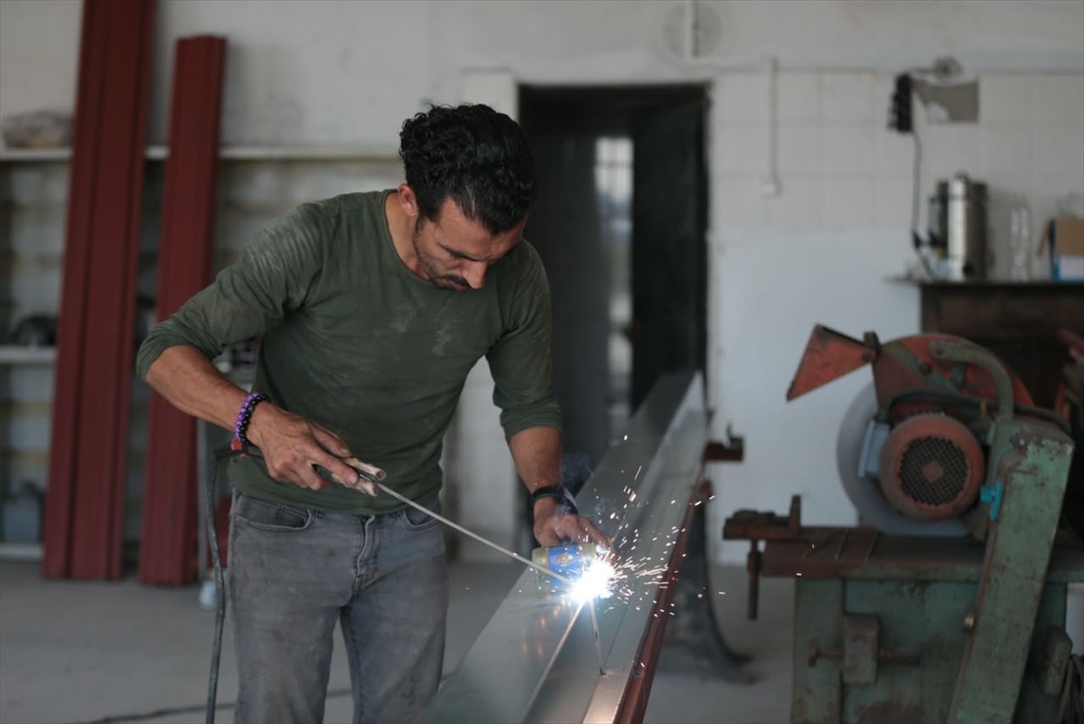 Bolu'nun Mengen ilçesinde, 55 yıllık demirci ustası babasının dükkanını ve mesleğini ayakta tutmak...