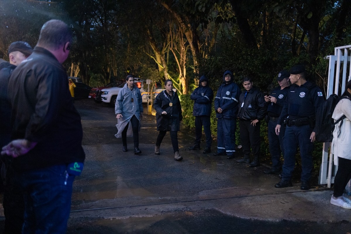 Brezilya'da 58 yolcu ve 4 kişilik mürettebat taşıyan uçak Sao Paulo kenti yakınlarındaki yerleşim...