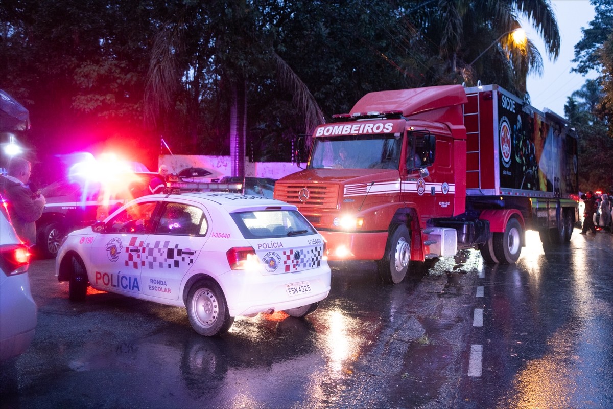 Brezilya'da 58 yolcu ve 4 kişilik mürettebat taşıyan uçak Sao Paulo kenti yakınlarındaki yerleşim...