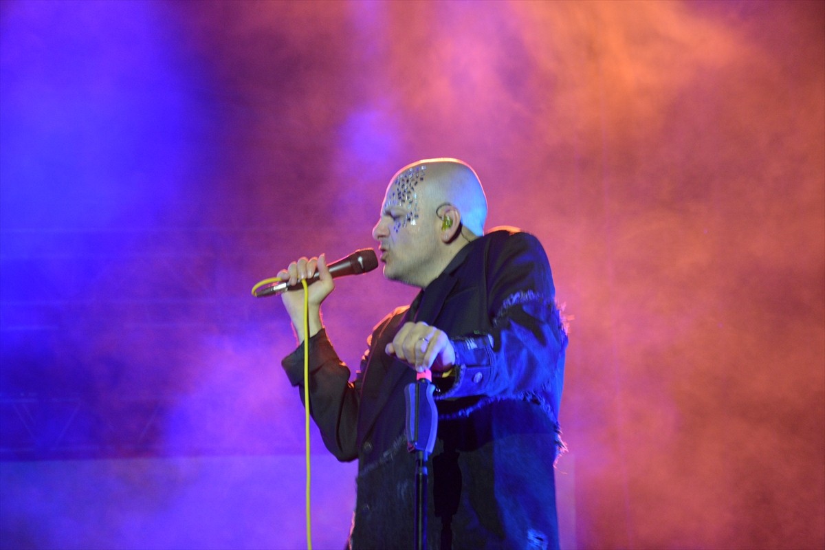 Bu yıl 62’ncisi düzenlenen "Uluslararası Bursa Festivali"nde Büyük Ev Ablukada müzik grubu sahneye...