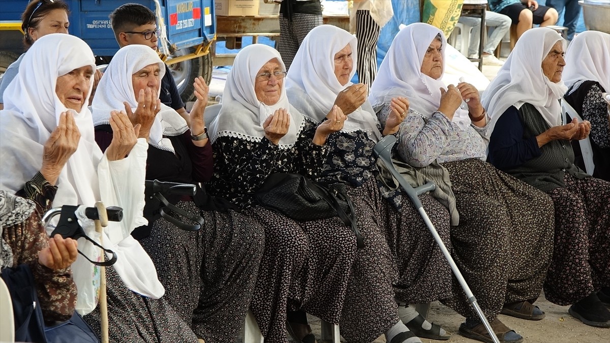 Burdur'un Karamanlı ilçesinde vatandaşların imece usulüyle yaptığı aşure, 4 bin kişiye...