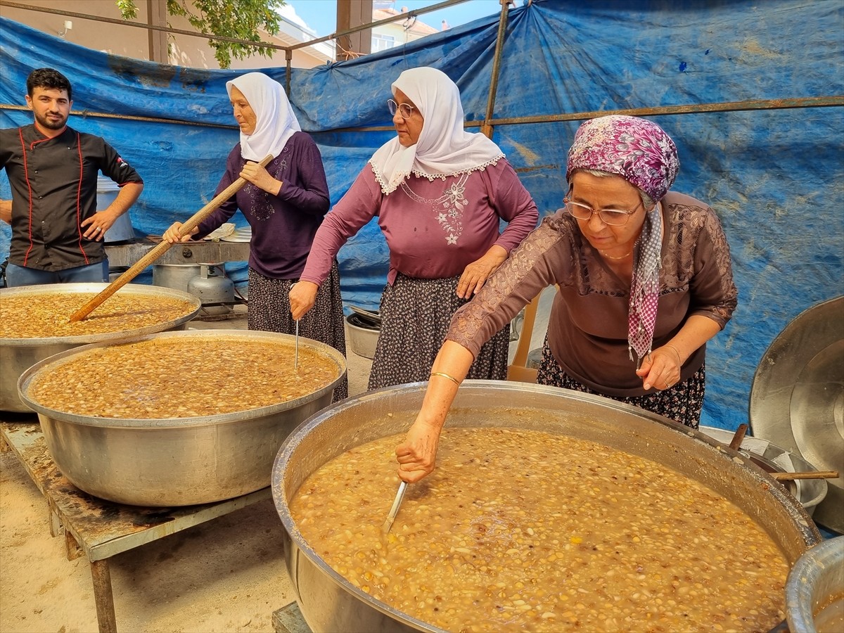 Burdur'un Karamanlı ilçesinde vatandaşların imece usulüyle yaptığı aşure, 4 bin kişiye...